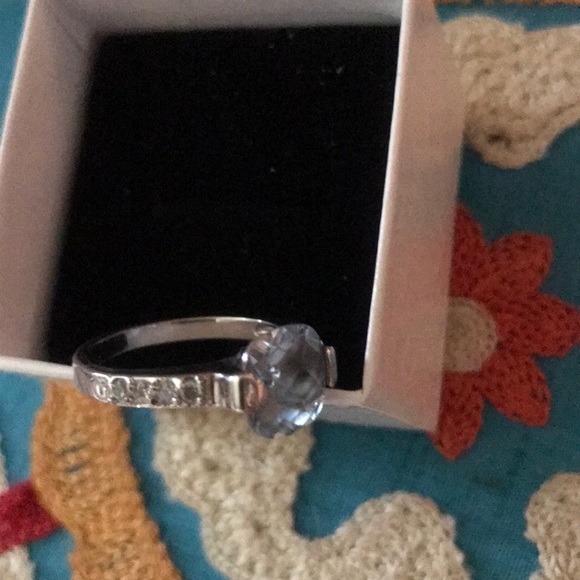 Woman’s Fashion Ring - Picture 3 of 8